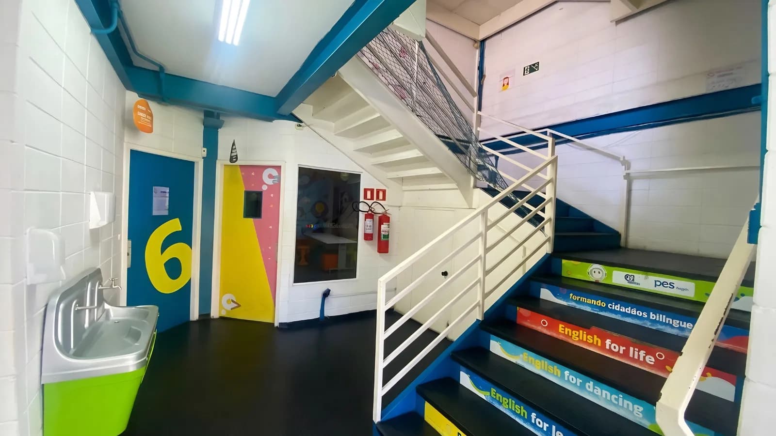 Entrada do prédio do Colégio Estrutura