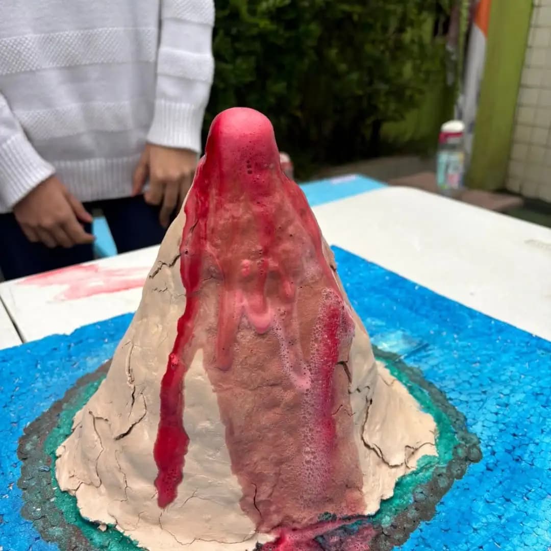 Experimento simulando a erupção de um vulcão